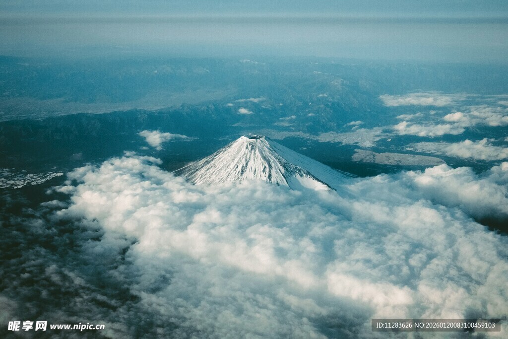 云端之上的富士山美景