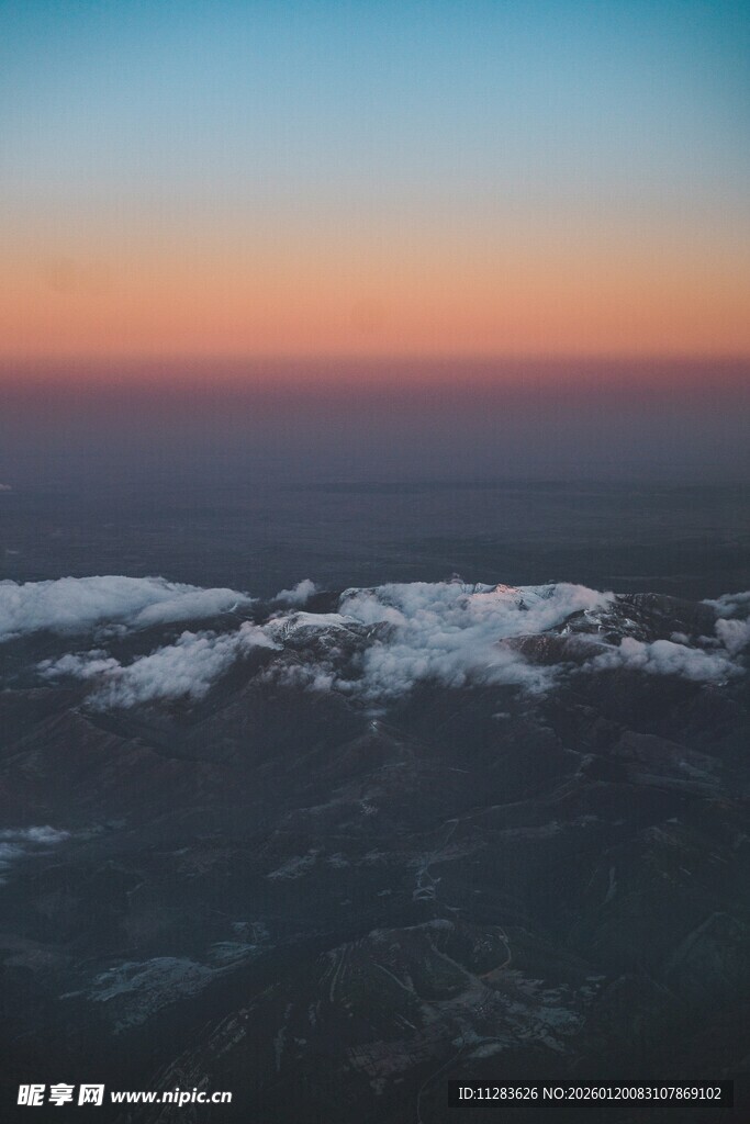 高空俯瞰壮丽云海日出景