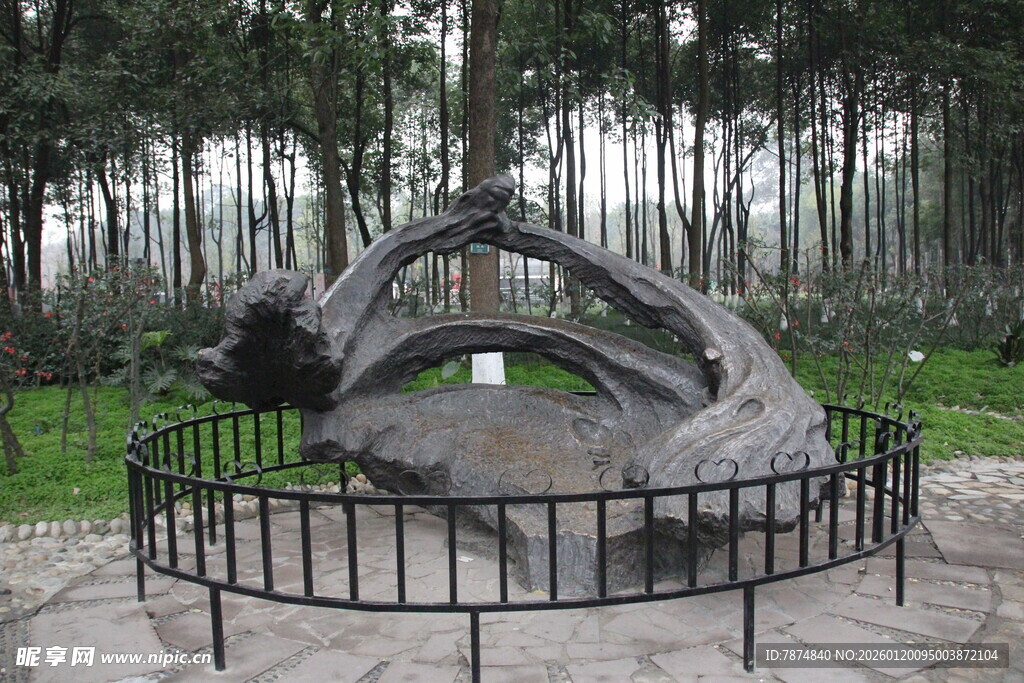 林中独特雕塑艺术景观