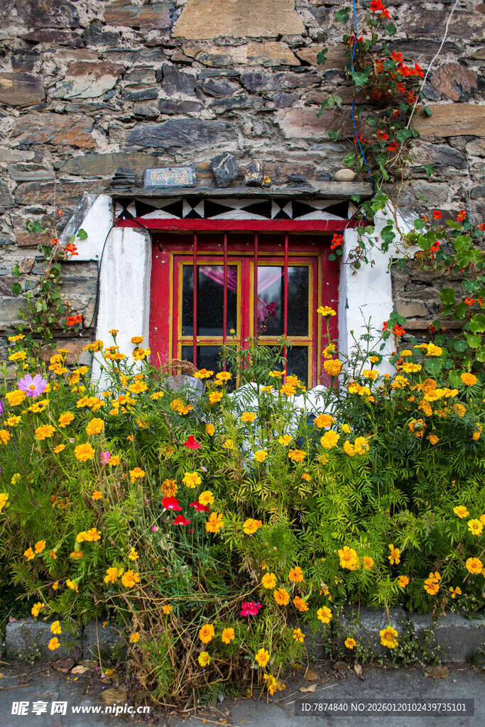 石墙旁繁花簇拥的温馨小屋
