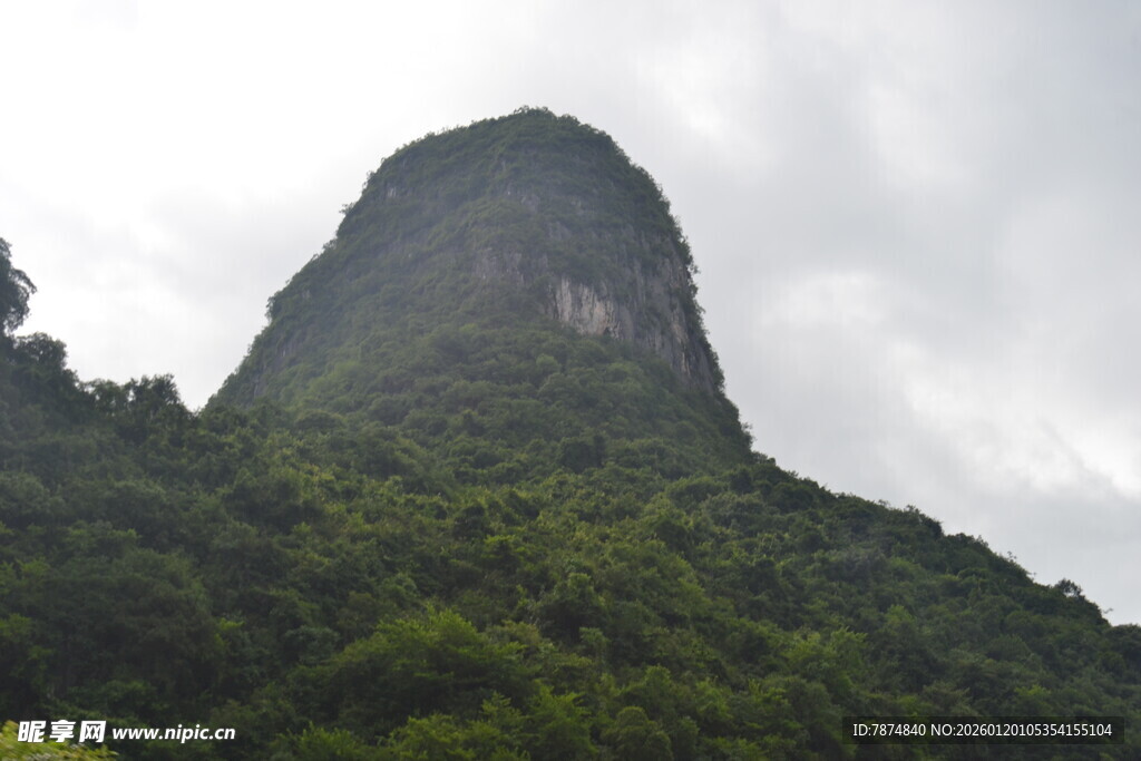 巍峨青山覆绿植