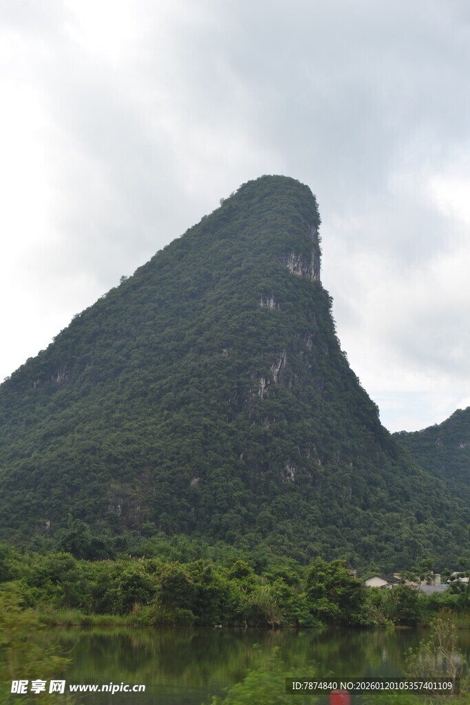 秀丽山峰与湖畔景致
