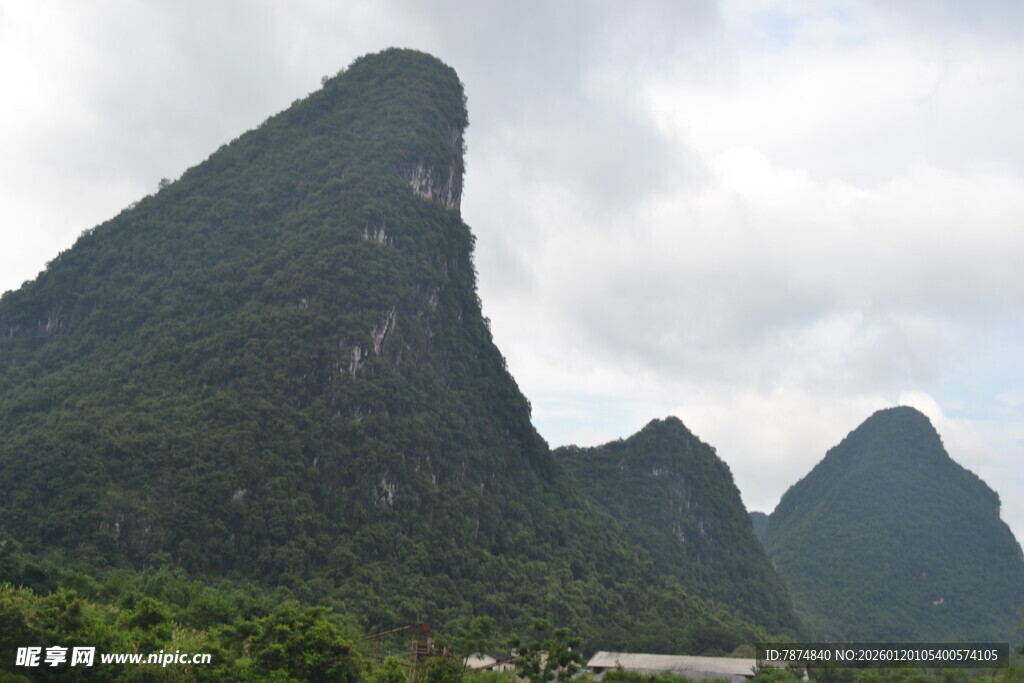 秀丽山峰与绿意景观