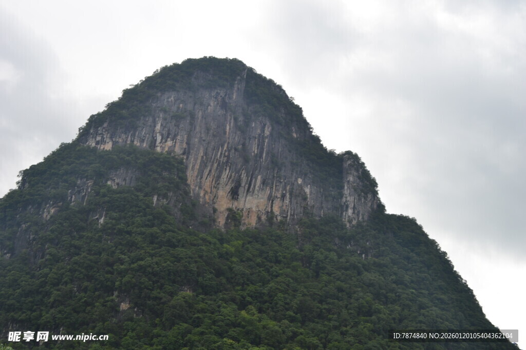 巍峨青山 绿意盎然