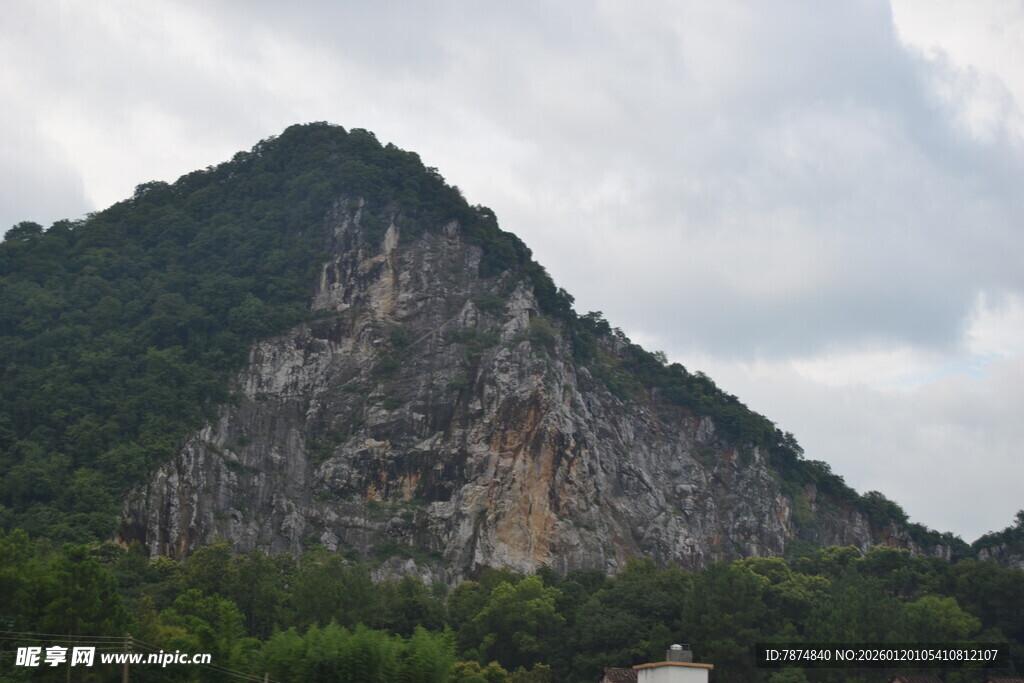 巍峨青山 植被覆盖的峰景