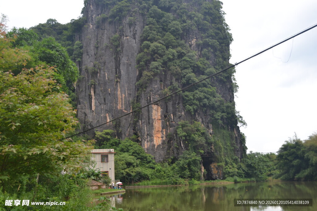 山水相依的秀丽自然景观