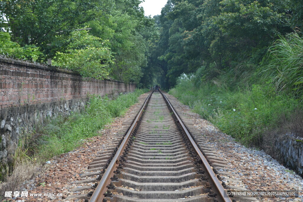 延伸向远方的铁轨
