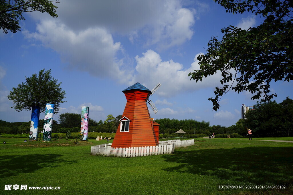 公园中的红色灯塔景观