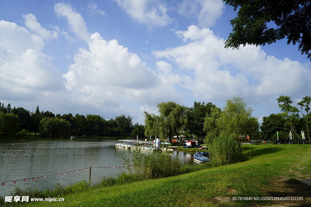湖畔休闲美景
