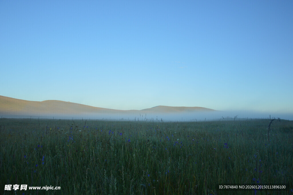广袤草原与远处山峦景色
