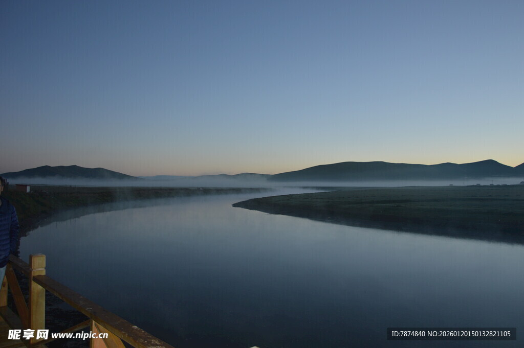 宁静湖畔的美丽黄昏景色