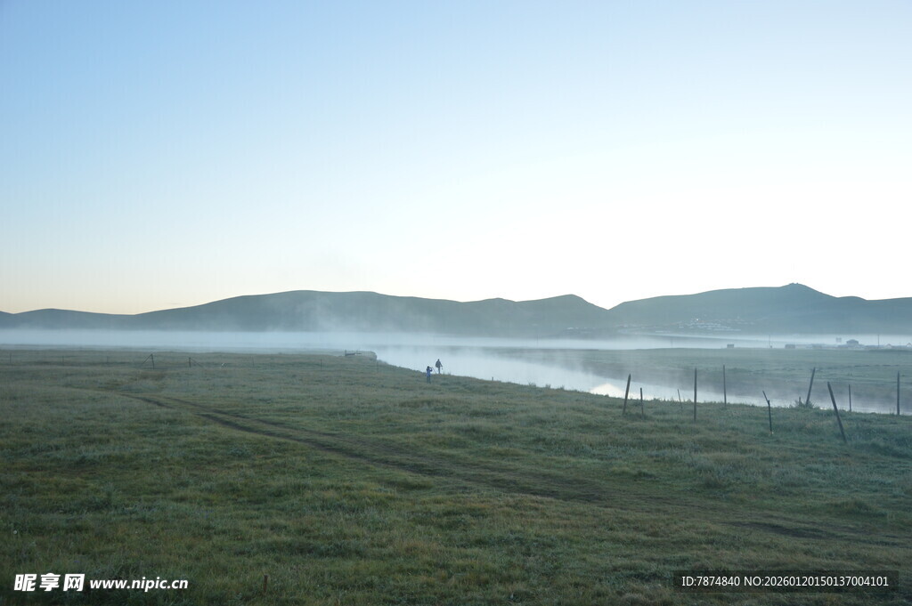晨雾中的原野与远山