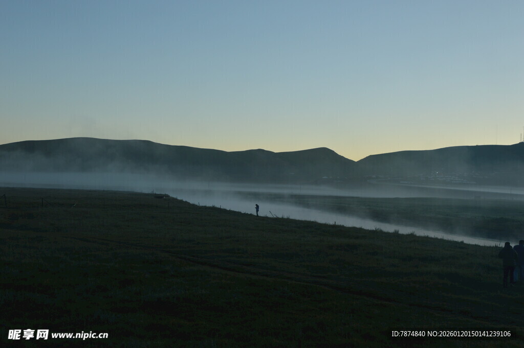 晨雾中的山野风光
