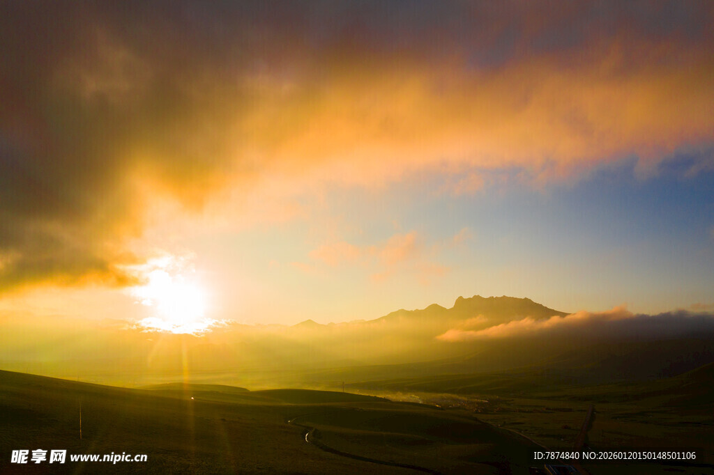 日出时分的壮丽山间景象