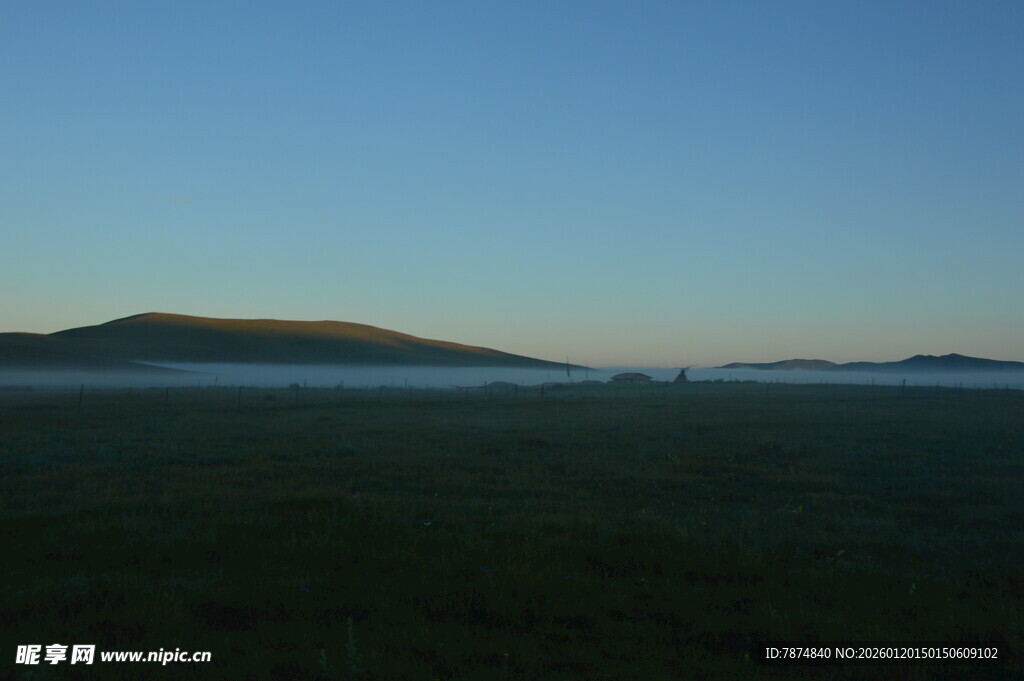 日出时分的山峦与晨雾