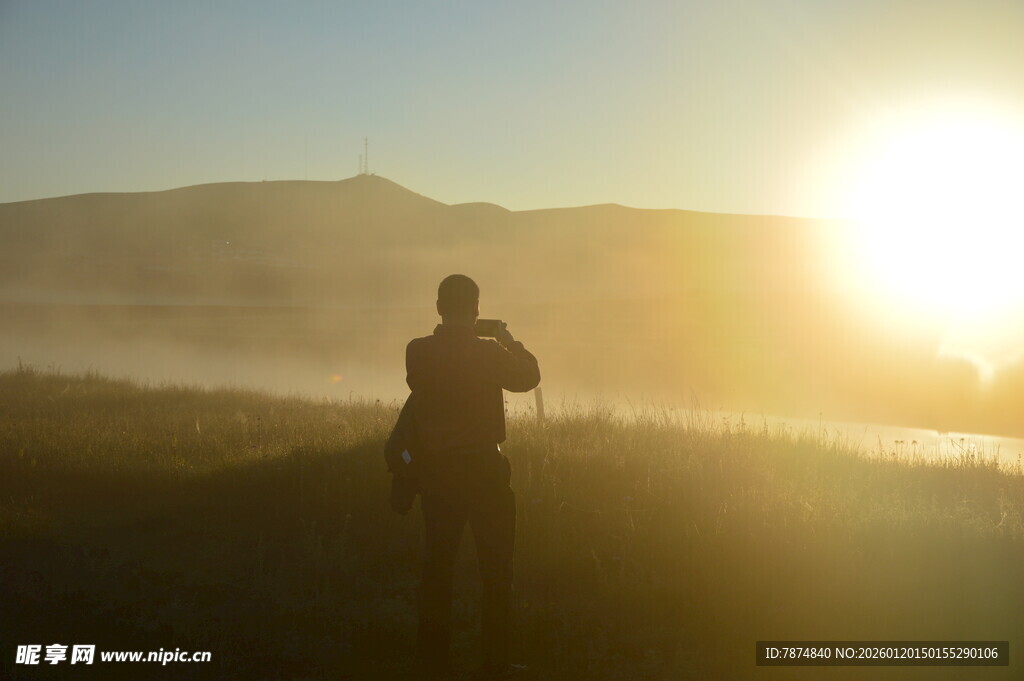 夕阳下的孤独旅人