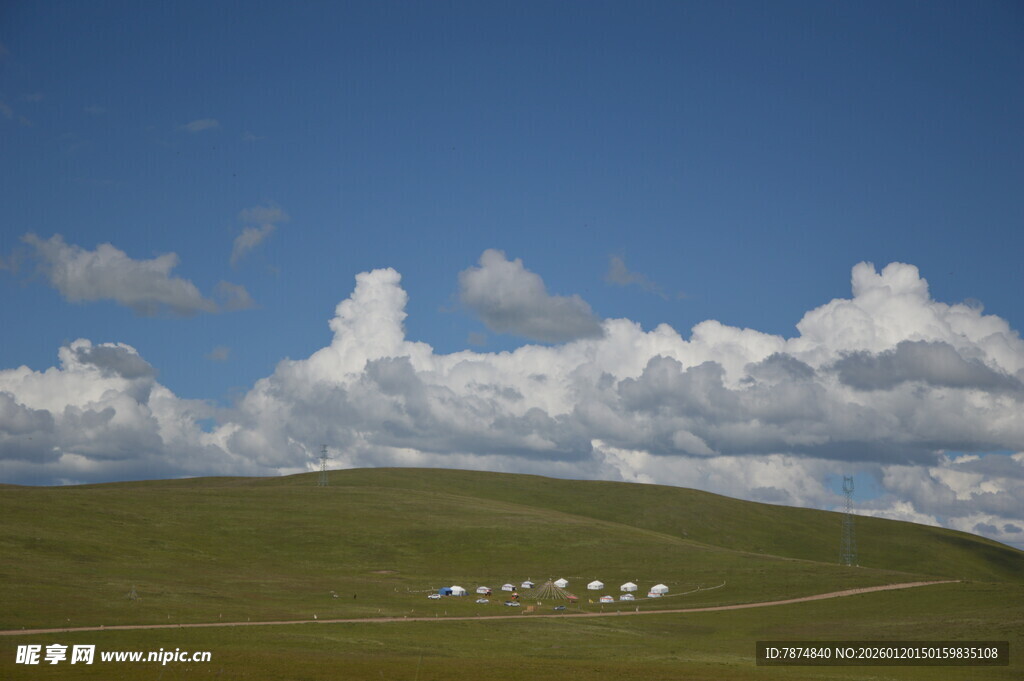 草原上的白色帐篷与蓝天
