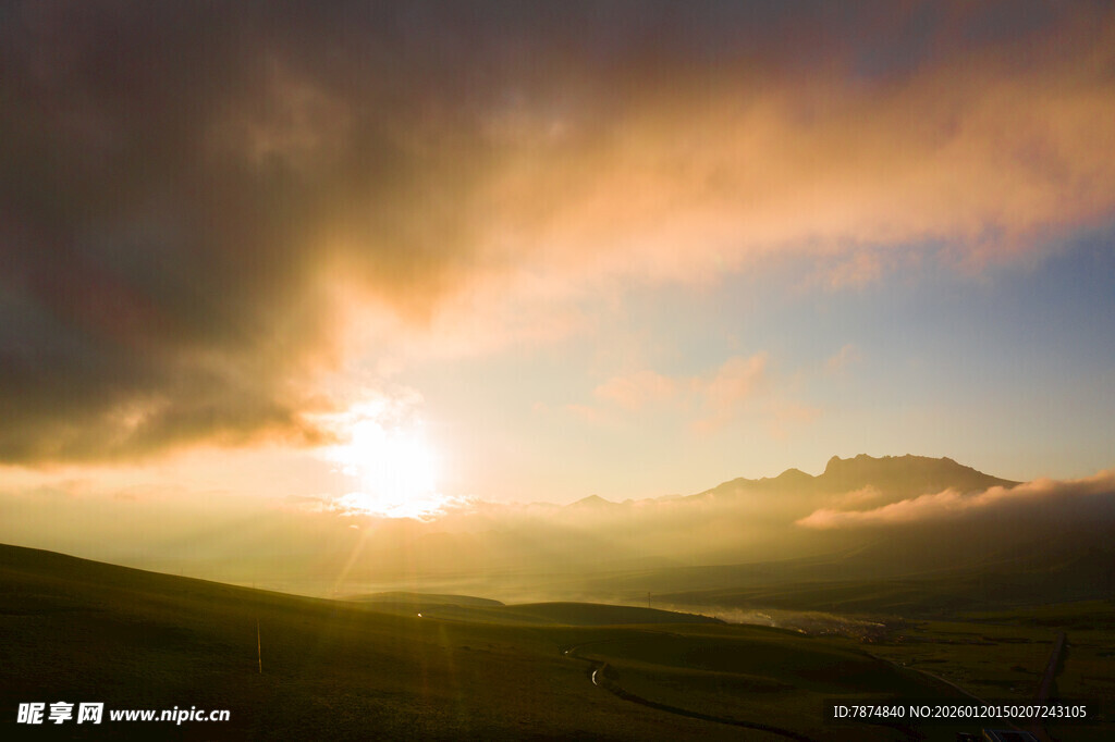 壮丽日出下的广袤原野