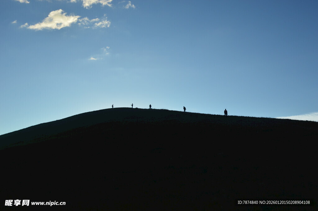 山顶上的人影与蓝天