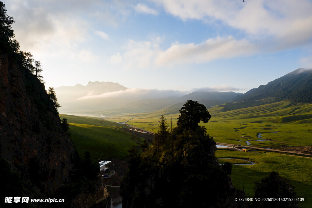 山间绿野晨光美景