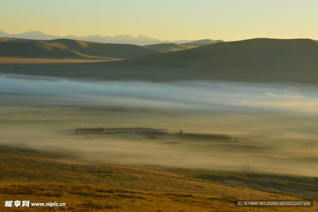 山间晨雾中的广袤原野
