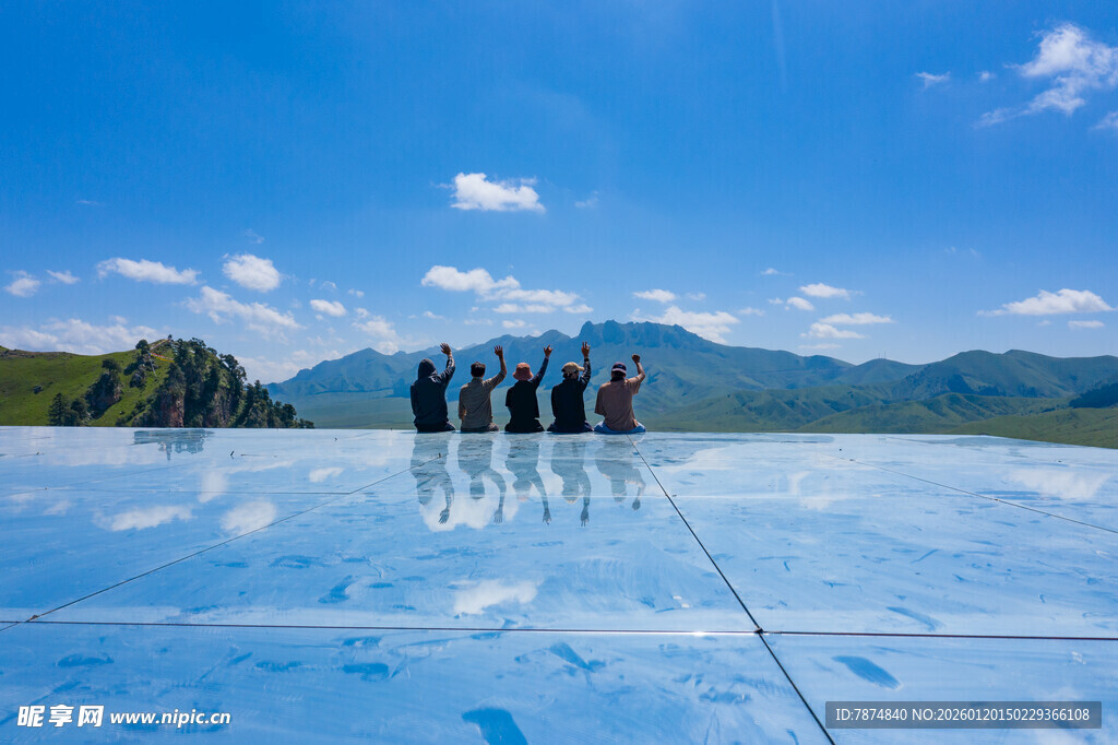 茶卡盐湖游客漫步于湖面
