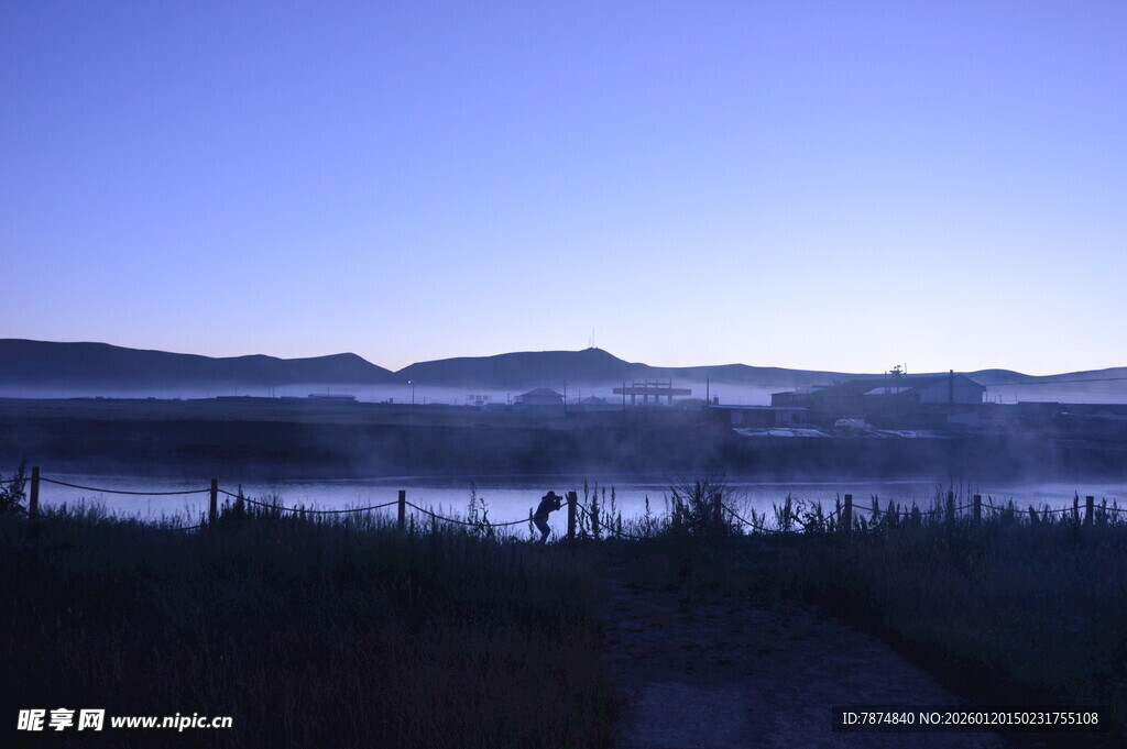 湖畔晨曦中的静谧自然景