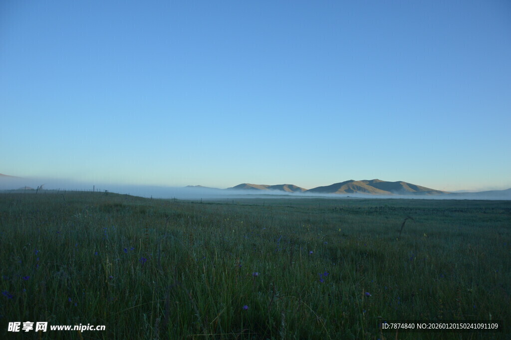 广袤草原与远方山峦