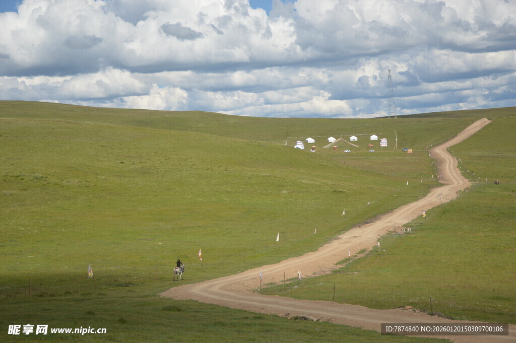 草原上蜿蜒小路与帐篷
