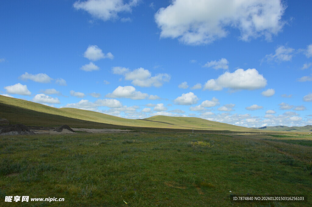 广袤草原与蓝天白云美景