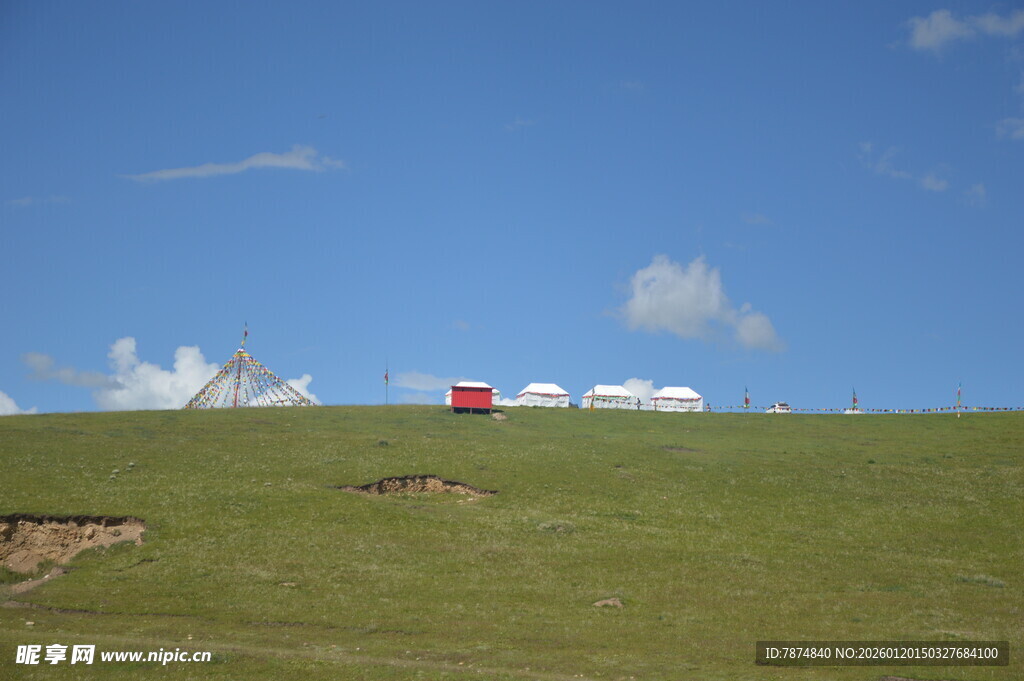 草原上的红车与白色帐篷