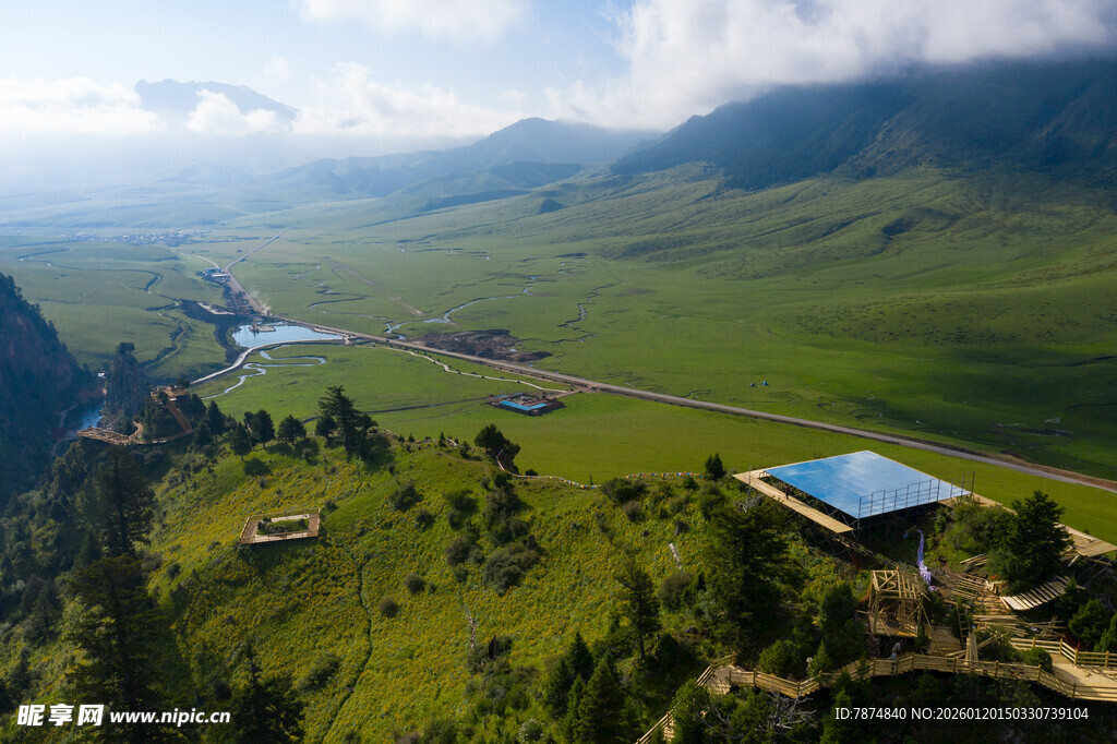 山间绿野中的静谧建筑