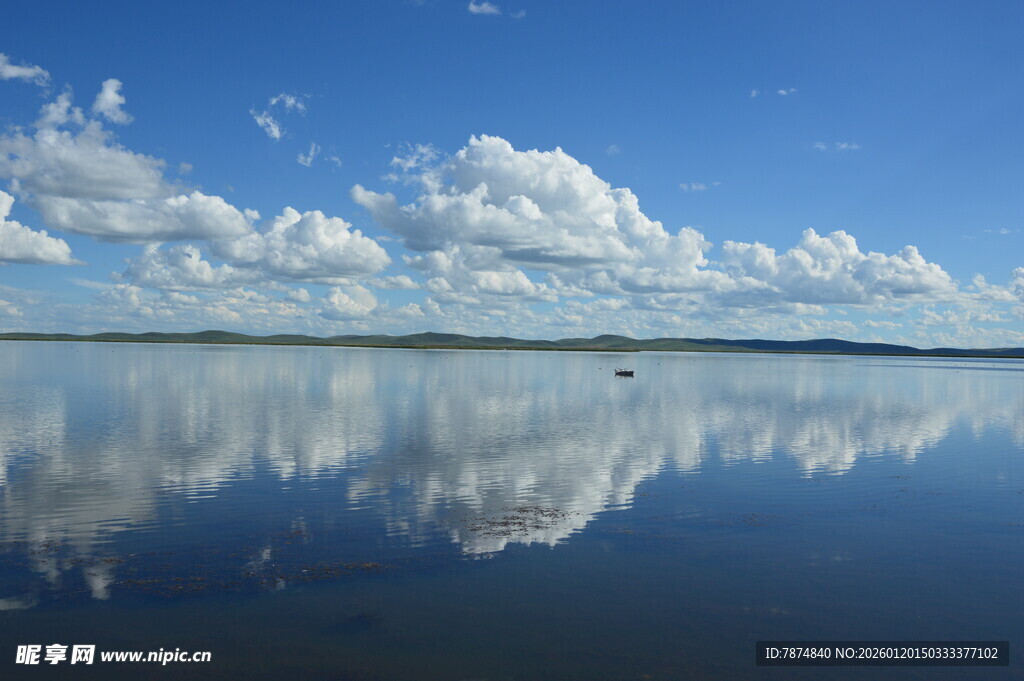 蓝天碧水间的静谧湖面