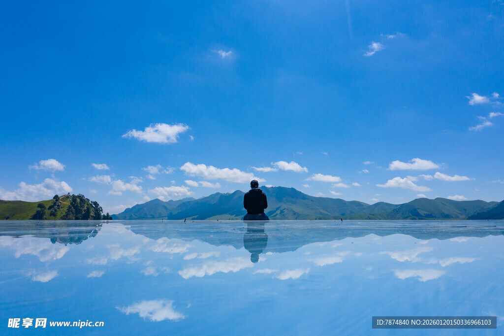 湖面倒影中的孤独身影