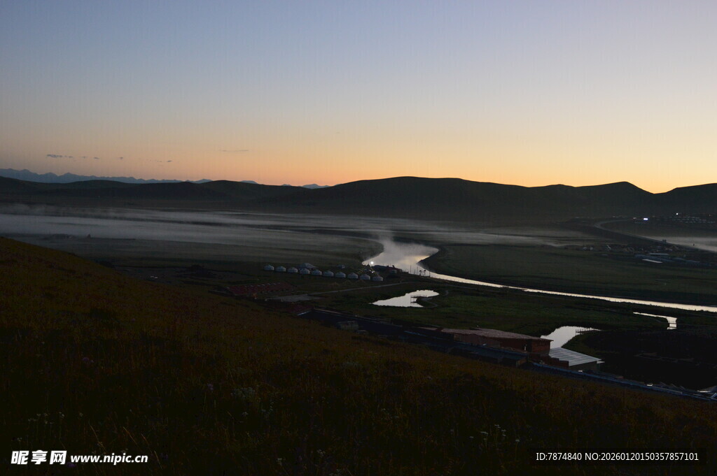 日出下的河谷风光
