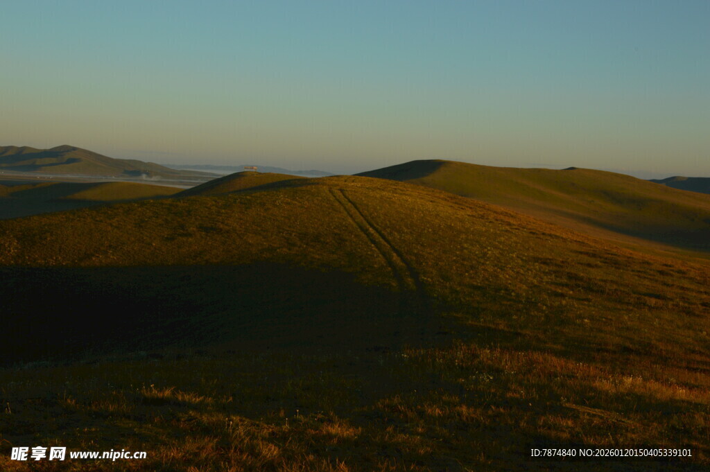 黄昏下的连绵山丘
