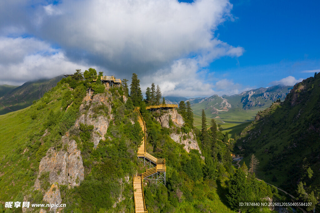 山间蜿蜒小径的壮美风光