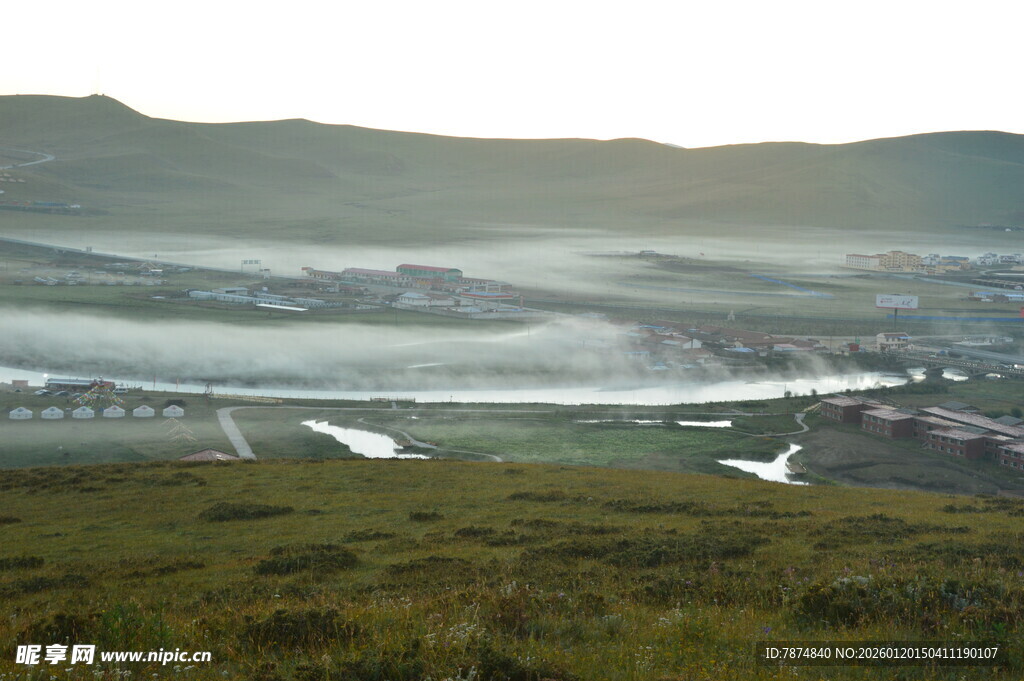 山间晨景 薄雾笼罩的村落