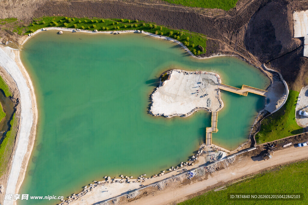 俯瞰美丽的人工湖景观