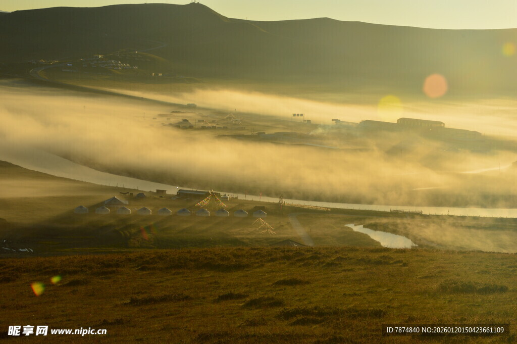 山间晨雾弥漫的美丽景象