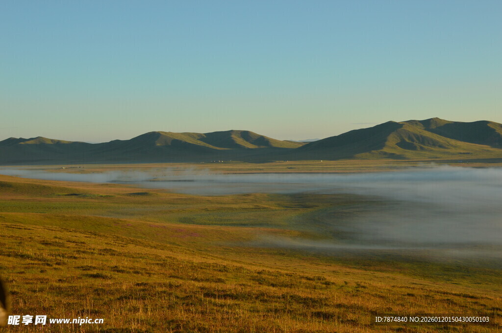 草原晨雾中的连绵远山