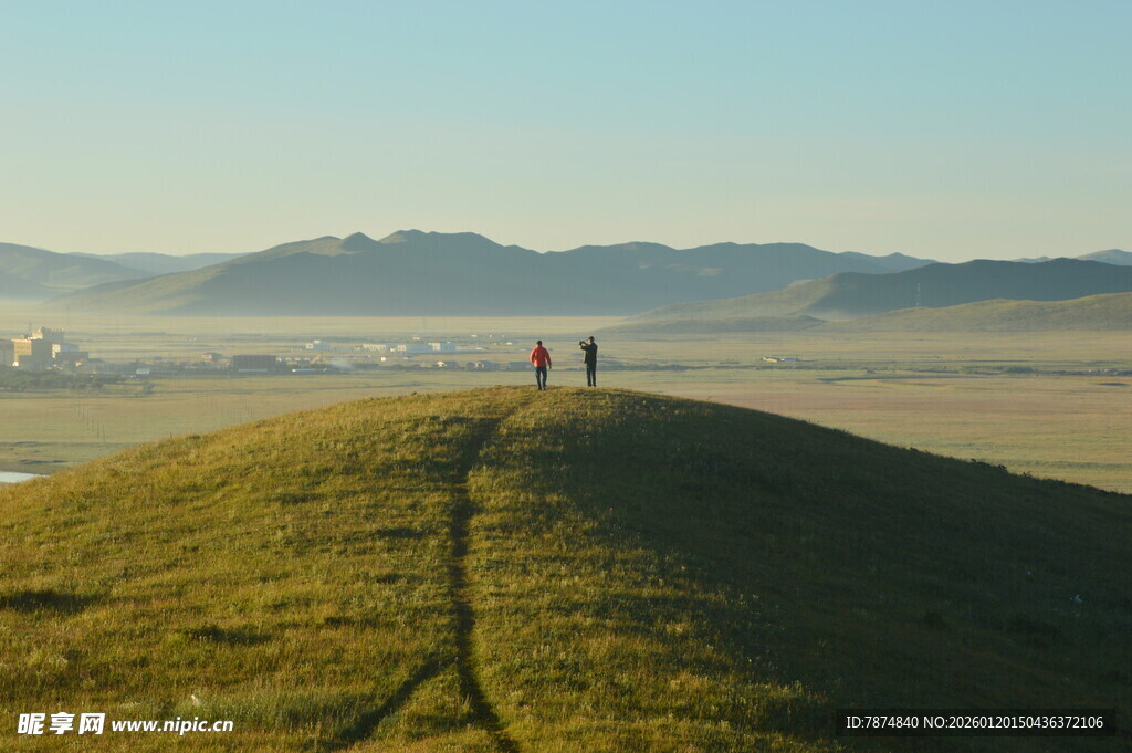 山丘上漫步的两人身影