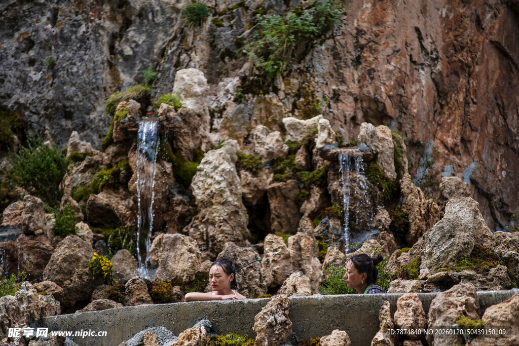 岩石上的牡蛎养殖场景