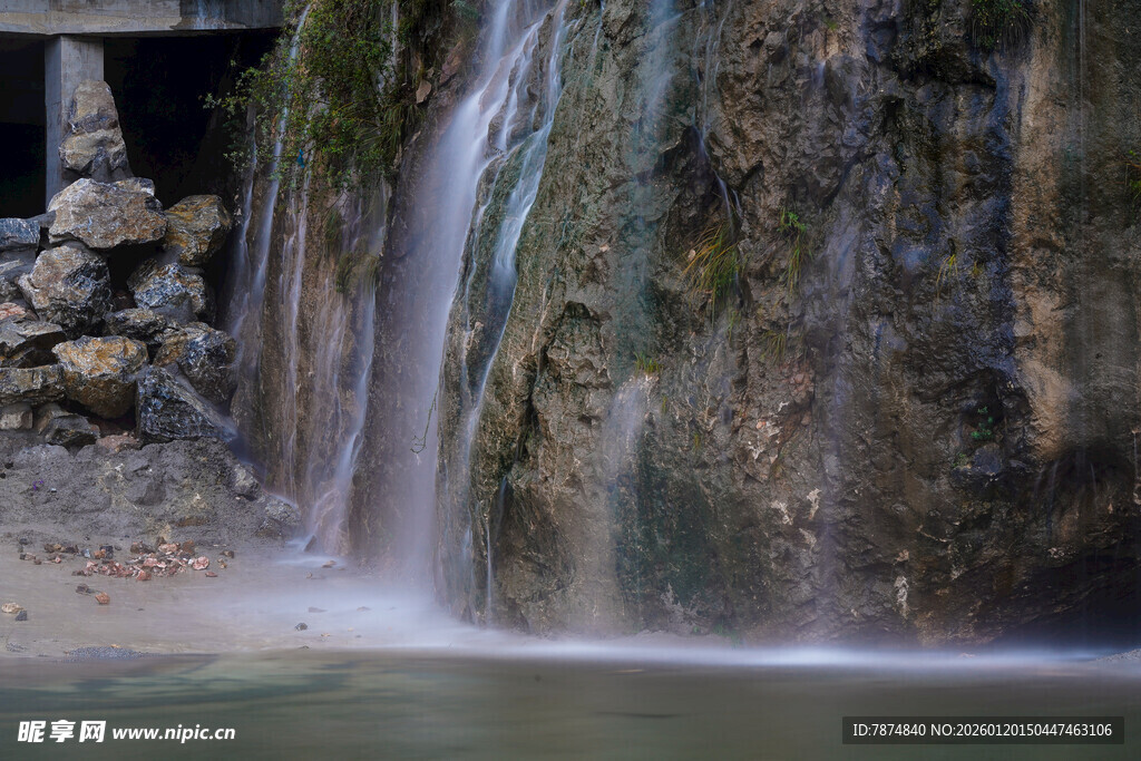 山间小瀑布美景
