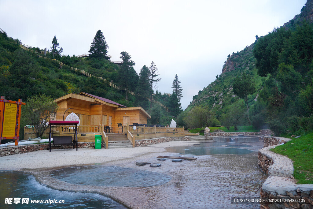 山间木屋旁的温泉景观