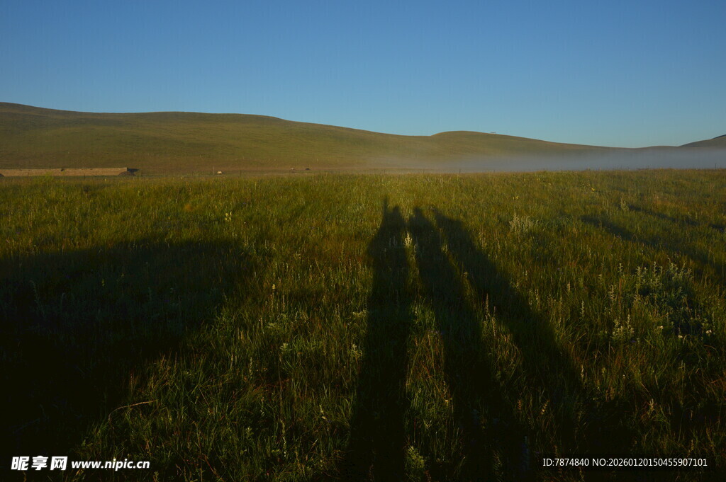 草原上的人影与落日余晖