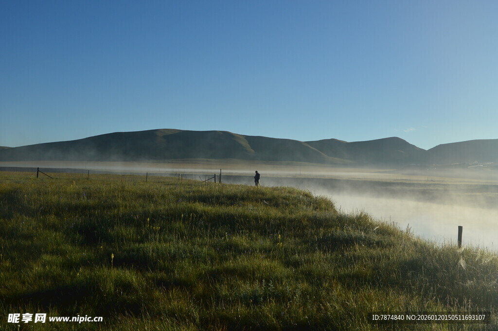 晨雾中的原野与远山