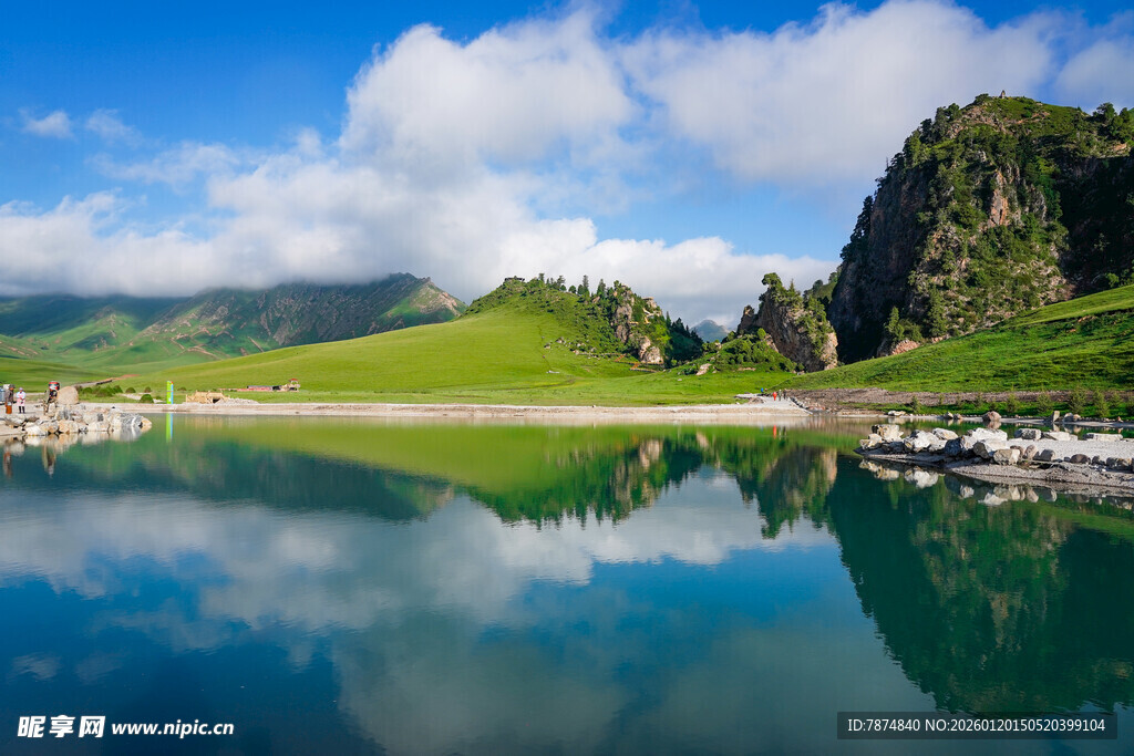 山间明镜湖 绿野映蓝天