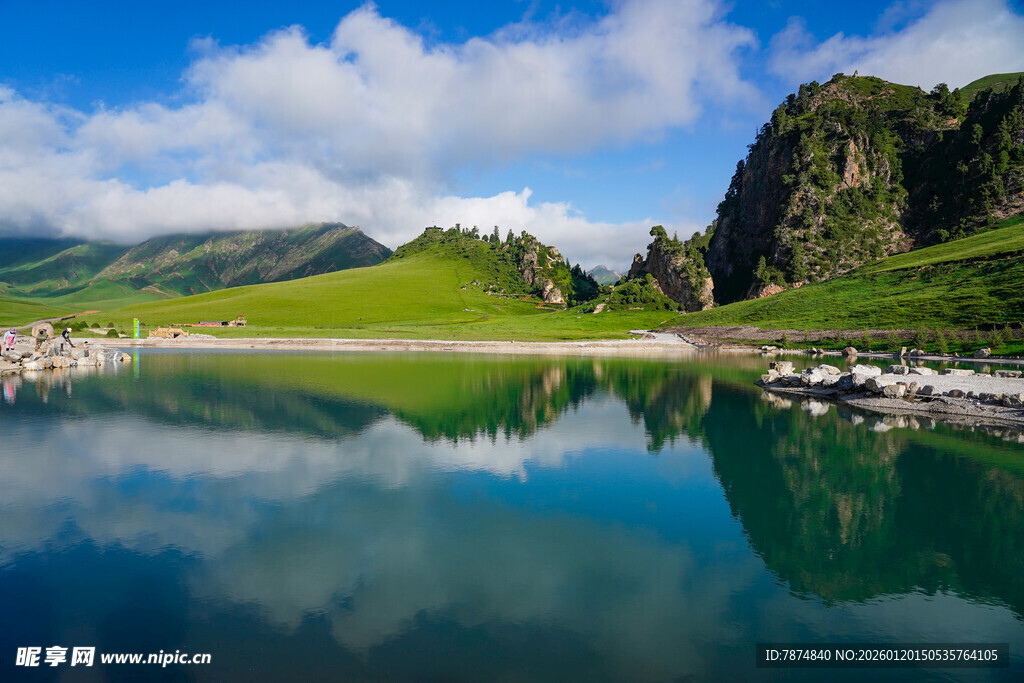 山间明镜湖 绿野映蓝天
