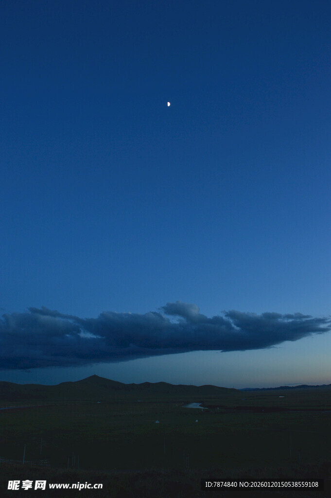 夜空下的草原与天际月牙